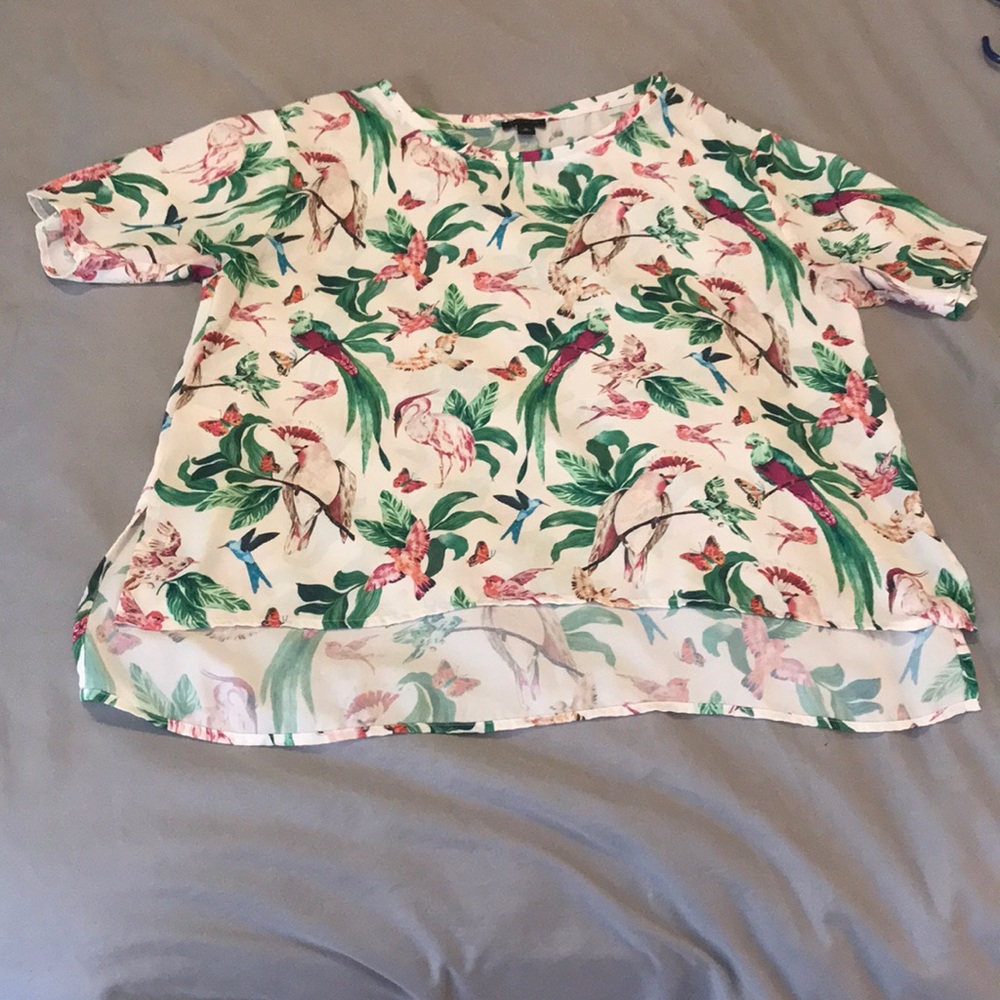 Short sleeve blouse.